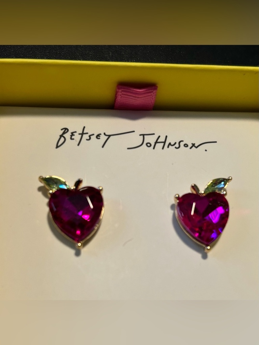 BETSEY JOHNSON PINK APPLE HEART STUD-EARRINGS/NEW-IN-BOX/NWT/NO FLAWS - Picture 3 of 8